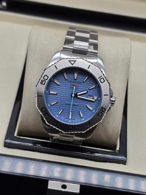 TAG Heuer — esfera azul clara texturizada y brazalete de acero