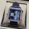 TAG Heuer — cronógrafo cuadrado con esfera azul y franjas celeste y naranja, correa de cuero azul