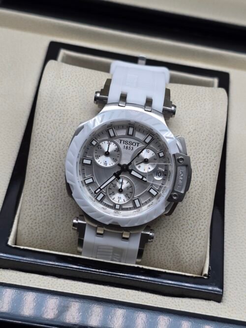 Tissot — cronógrafo con esfera plateada, caja blanca y correa blanca