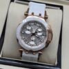 Tissot — cronógrafo con esfera plateada, caja oro rosa y correa blanca