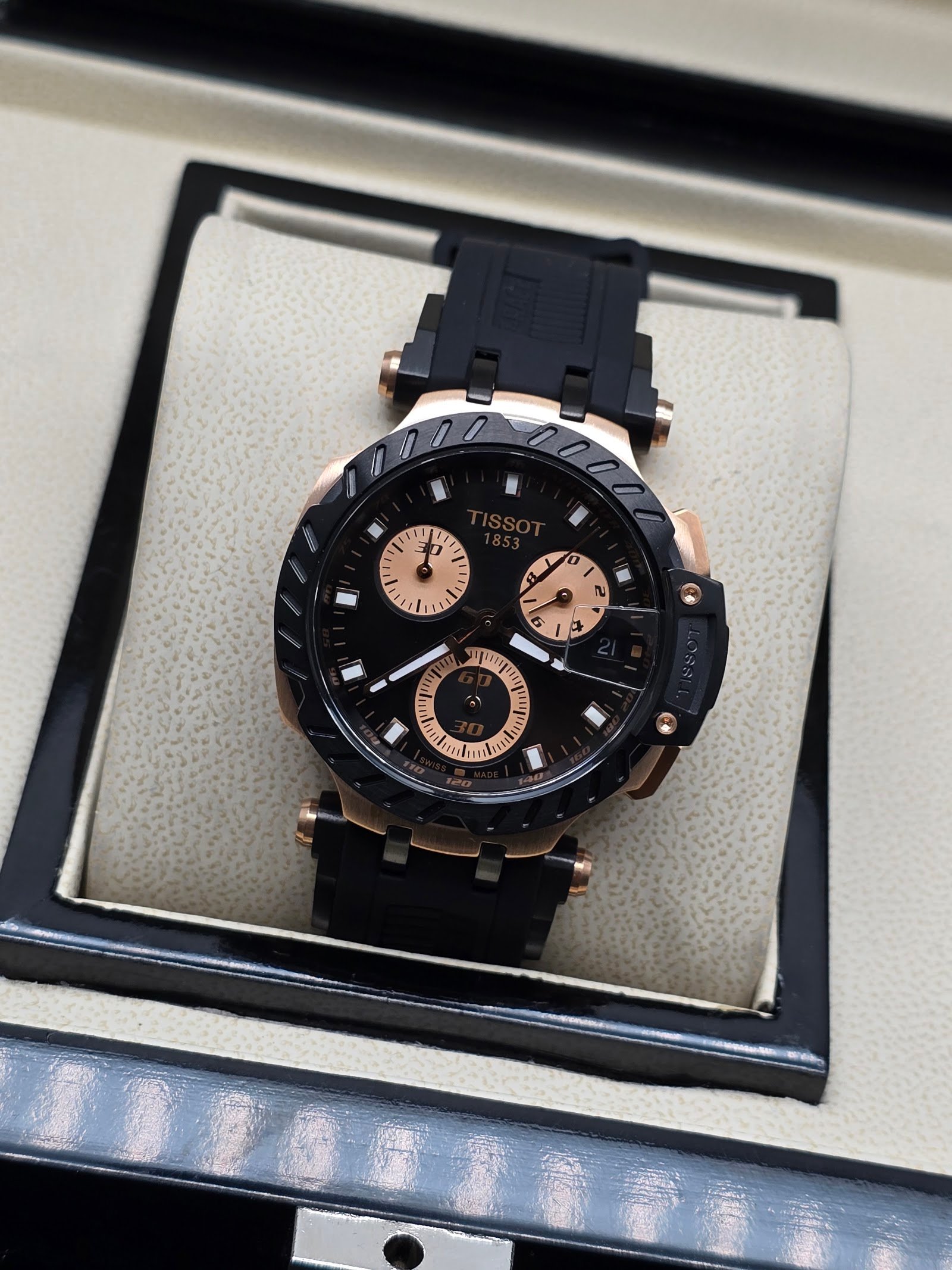 Tissot — cronógrafo con esfera negra y subesferas oro rosa, correa negra