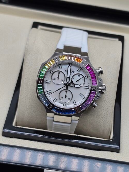 Tissot — cronógrafo con esfera blanca, bisel de piedras multicolor y correa blanca