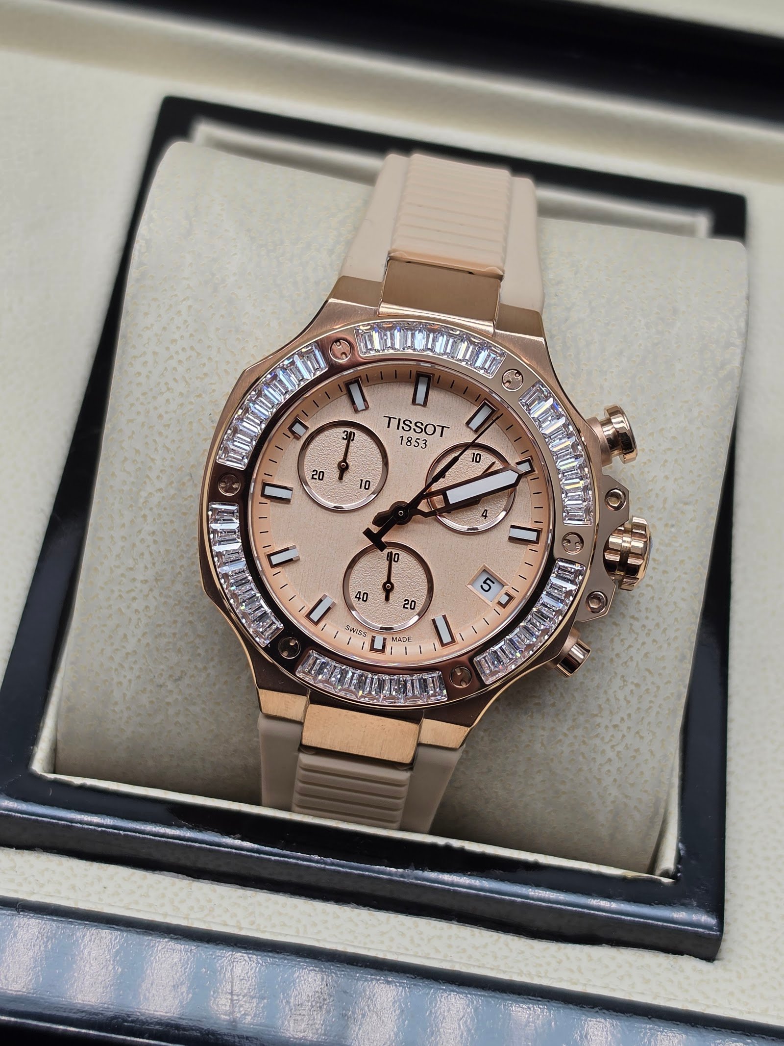 Tissot — cronógrafo con esfera champaña, caja oro rosa con brillantes y correa beige