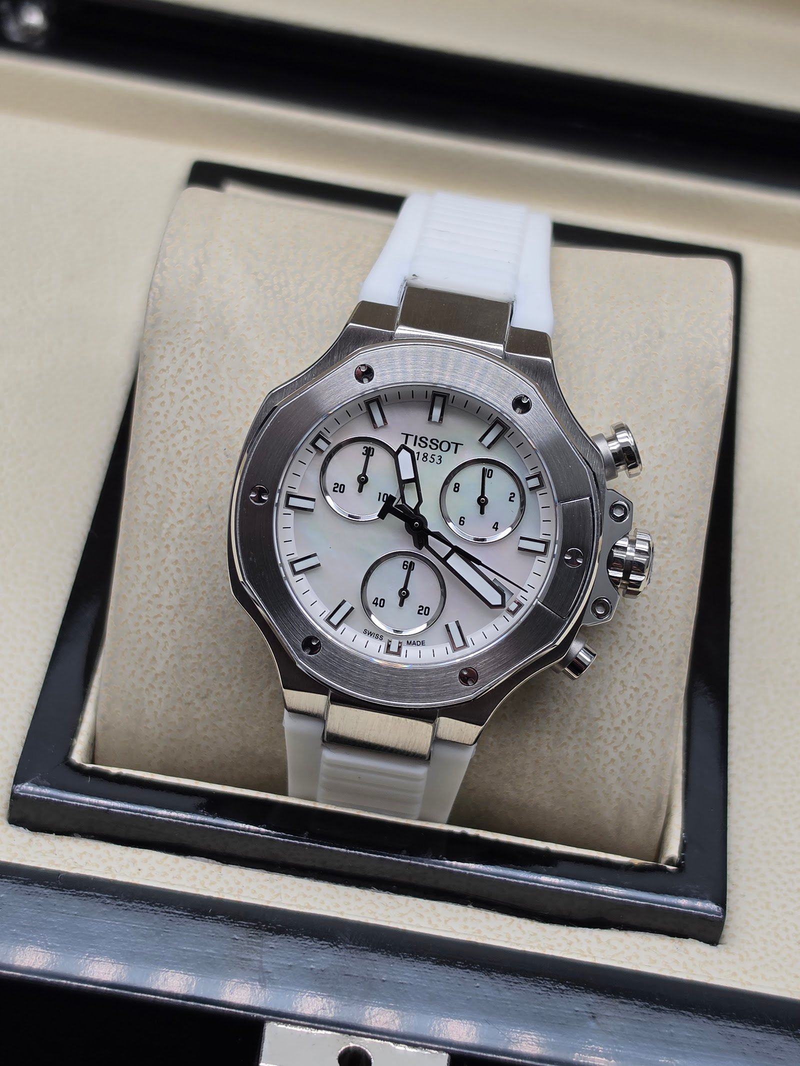 Tissot — cronógrafo con esfera blanca y correa blanca