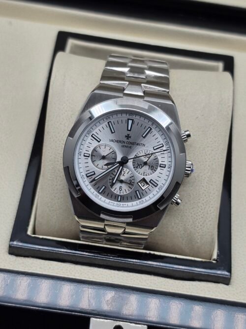 Vacheron Constantin — cronógrafo con esfera plateada y subesferas grises, brazalete de acero
