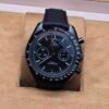 Omega — esfera negra con cronógrafo y correa de tela negra
