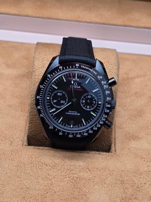 Omega — esfera negra con cronógrafo y correa de tela negra
