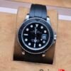 Rolex — esfera negra con bisel negro y correa de caucho negra