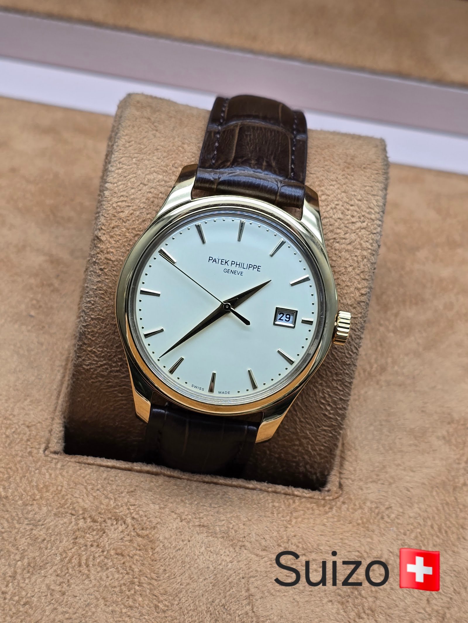 Patek Philippe — esfera crema, caja dorada y correa de cuero marrón