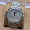 Patek Philippe — caja y brazalete dorados cubiertos de brillantes