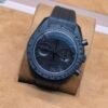 Omega — todo negro con cronógrafo y correa de caucho negra