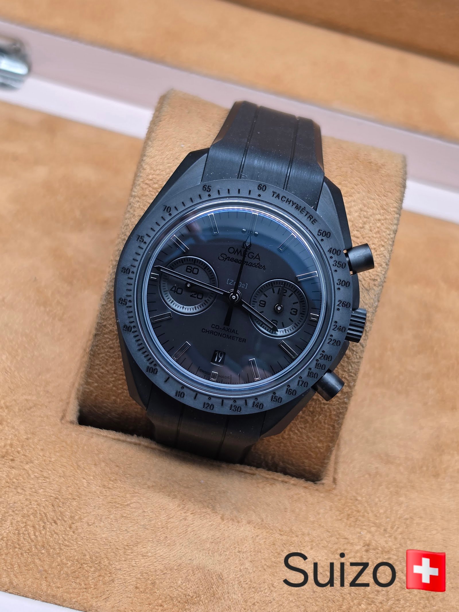 Omega — todo negro con cronógrafo y correa de caucho negra