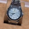 Audemars Piguet — esfera blanca texturizada y brazalete de acero