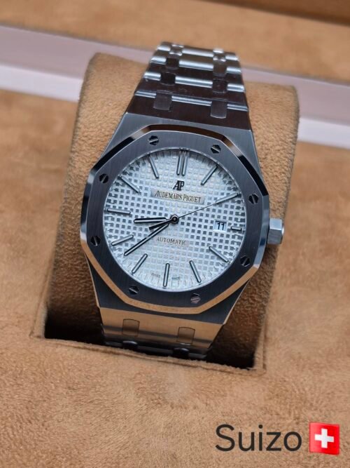 Audemars Piguet — esfera blanca texturizada y brazalete de acero