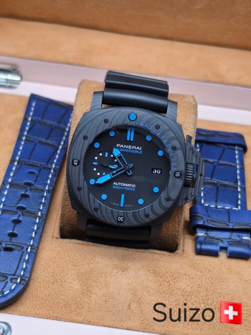Panerai — caja de carbono con detalles azules y correas azules intercambiables