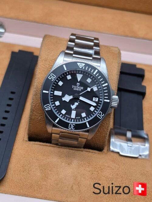 Tudor — esfera negra con bisel negro, brazalete de acero y correa de caucho extra