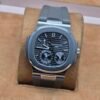 Patek Philippe — esfera gris oscura con fases lunares y correa de caucho gris