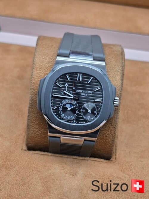 Patek Philippe — esfera gris oscura con fases lunares y correa de caucho gris