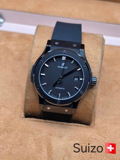 Hublot — todo negro con correa de caucho negra