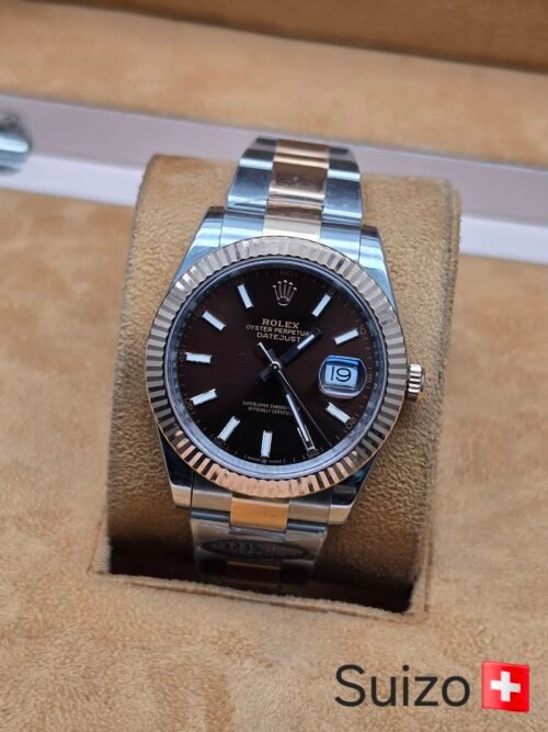 Rolex — esfera chocolate con bisel estriado rosado y brazalete bicolor