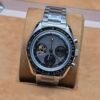 Omega — cronógrafo con esfera gris, subesferas negras y brazalete de acero