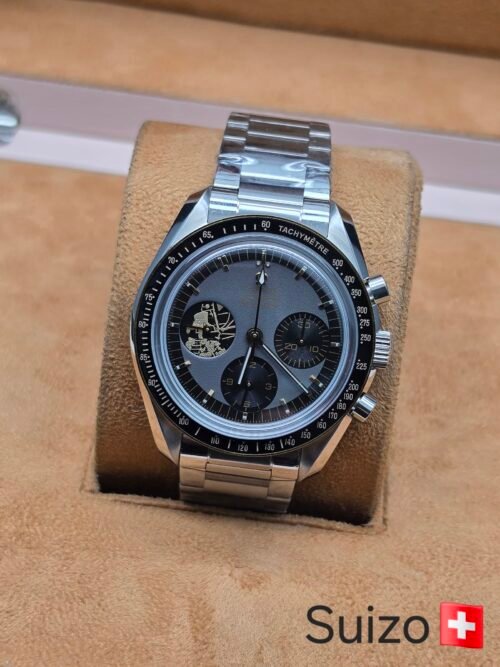 Omega — cronógrafo con esfera gris, subesferas negras y brazalete de acero